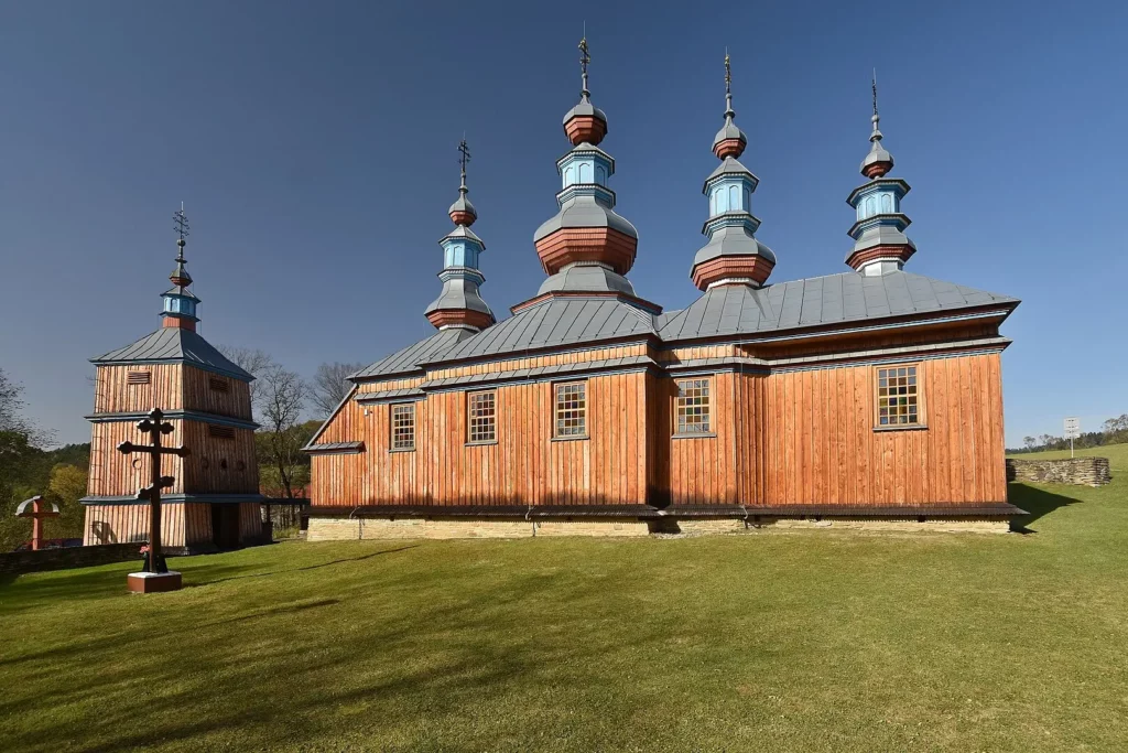Komańcza – wieś na szlaku architektury drewnianej z dwoma cerkwiami