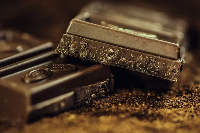 zblizenie na kawałek czekolady z drobinkami złota